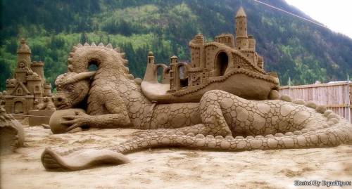 Действительно классные драконы... сделанные из песка.
